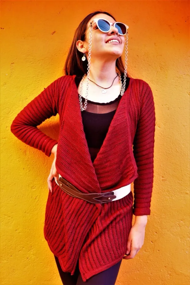 Chompa roja de alpaca con calado, tejida a mano